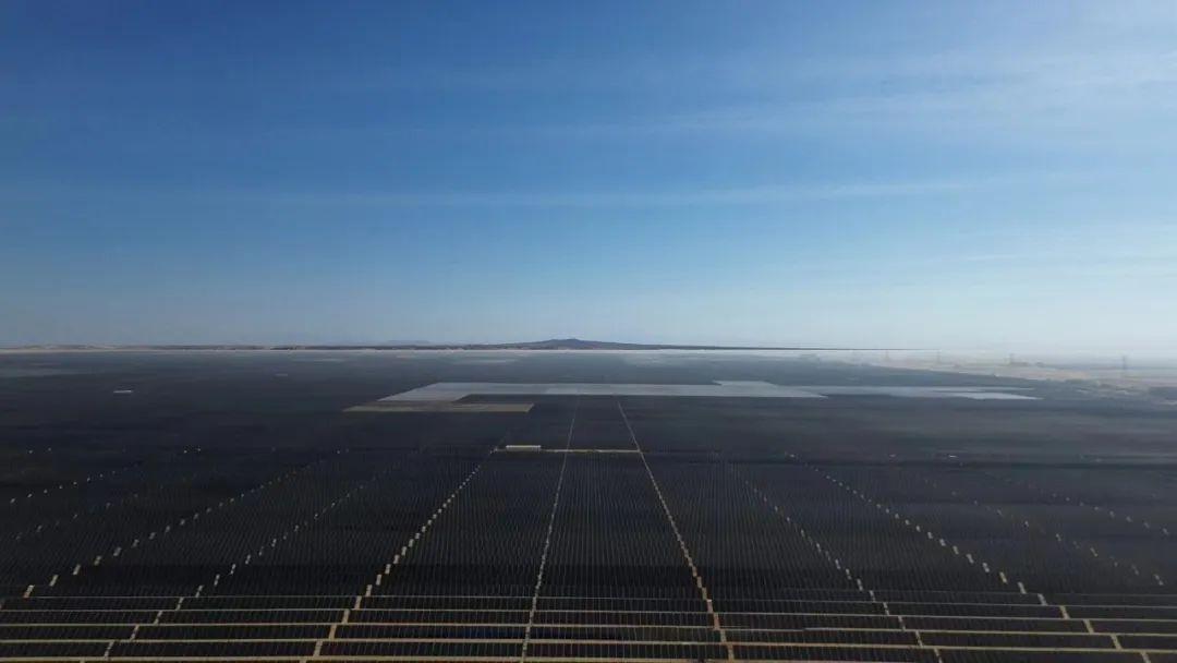 中国能建总承包助力中东最大光伏项目 实现2.6GW商业运行
